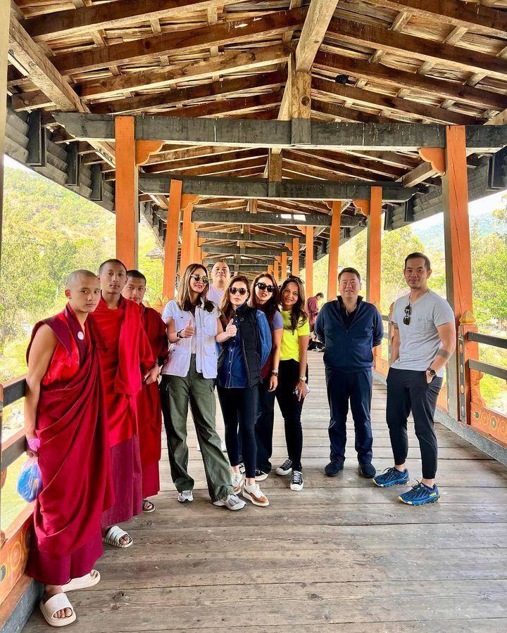 Luna Maya di Bhutan (instagram.com/lunamaya)