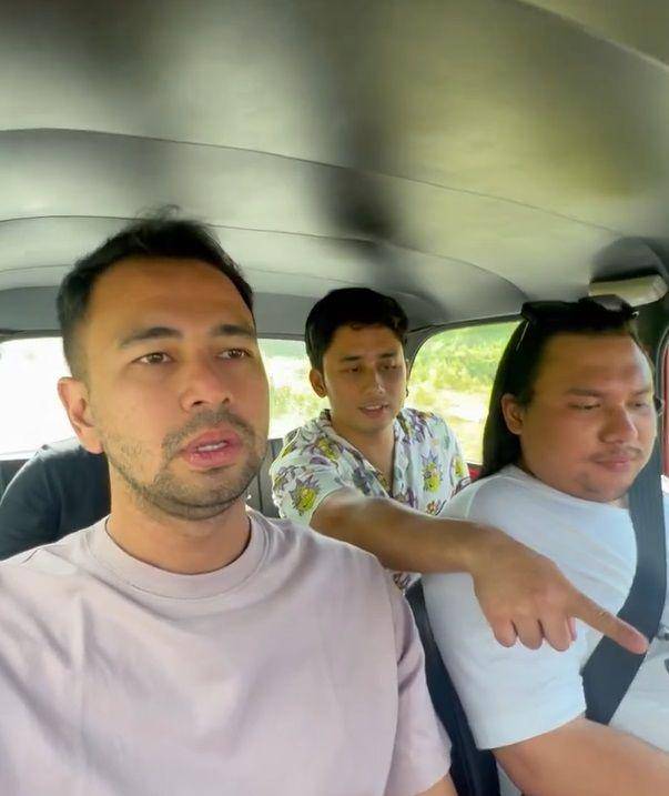 potret Raffi Ahmad, Alshad, Fadil Jaidi, dan Keanu Agl keliling Bali naik Mini Cooper Mr. Bean (instagram.com/raffinagita1717)