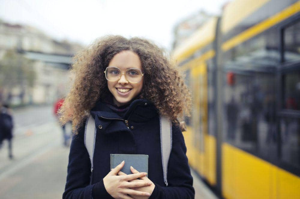 ilustrasi perempuan tersenyum (pexels.com/Andrea Piacquadio)