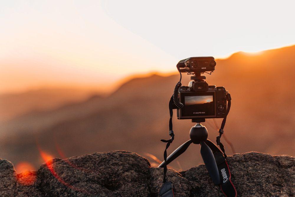 ilustrasi mengambil foto saat golden hour (pexels.com/Luis Quintero)