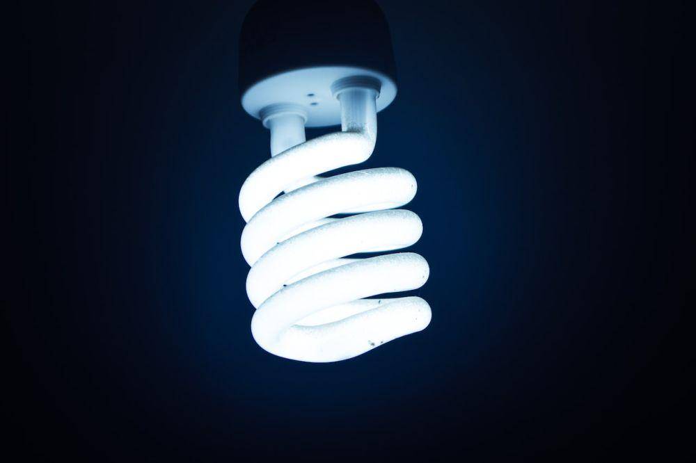 ilustrasi lampu hemat energi (pexels.com/zainali)