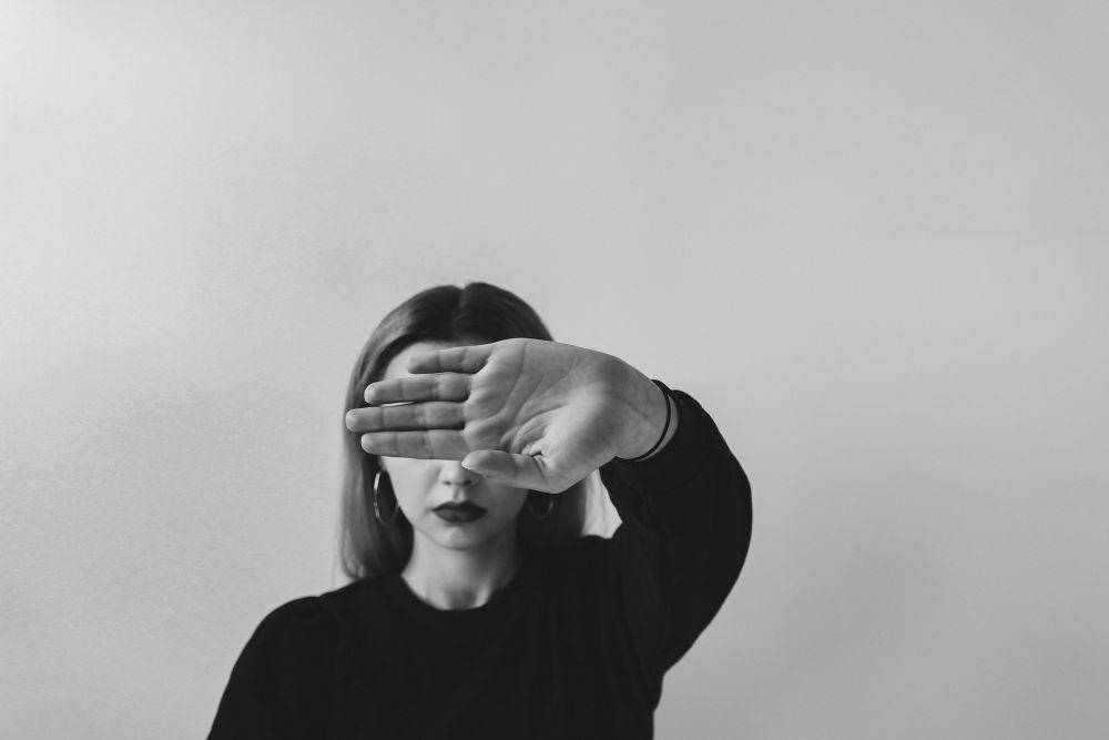 ilustrasi wanita menutupi wajahnya (unsplash.com/Bekah Allmark)