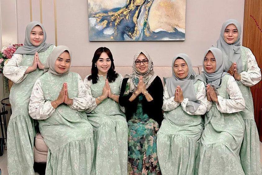 10 Potret Puput Nastiti dan Orang Tua, Akur walau Sudah Tak Seiman