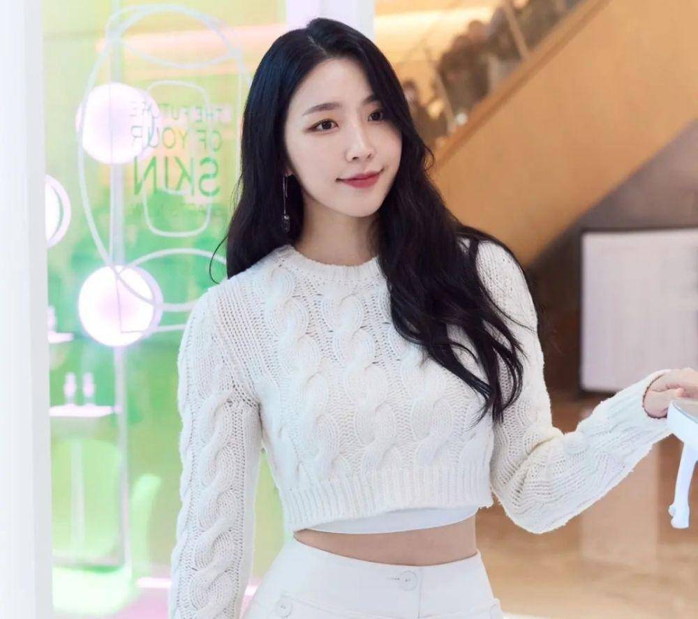 Sung Hae Eun Transit Love 2 (esquire via instagram.com/__haeppy)
