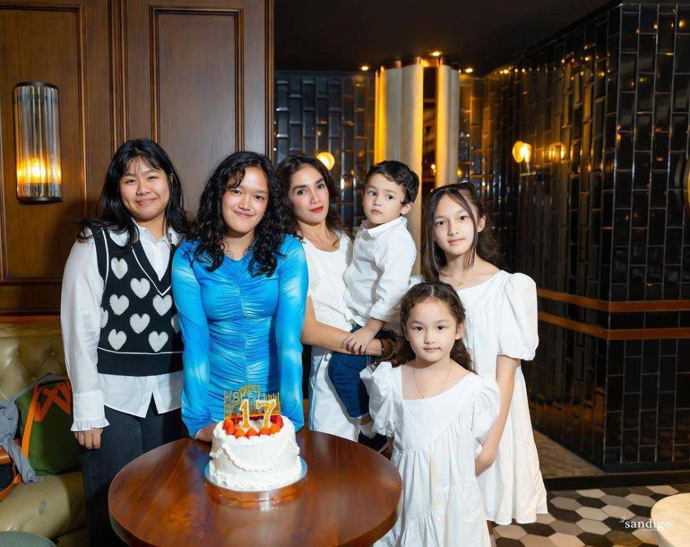 Ussy Sulistiawaty di pesta ultah Ara ke-17 (instagram.com/ussypratama)