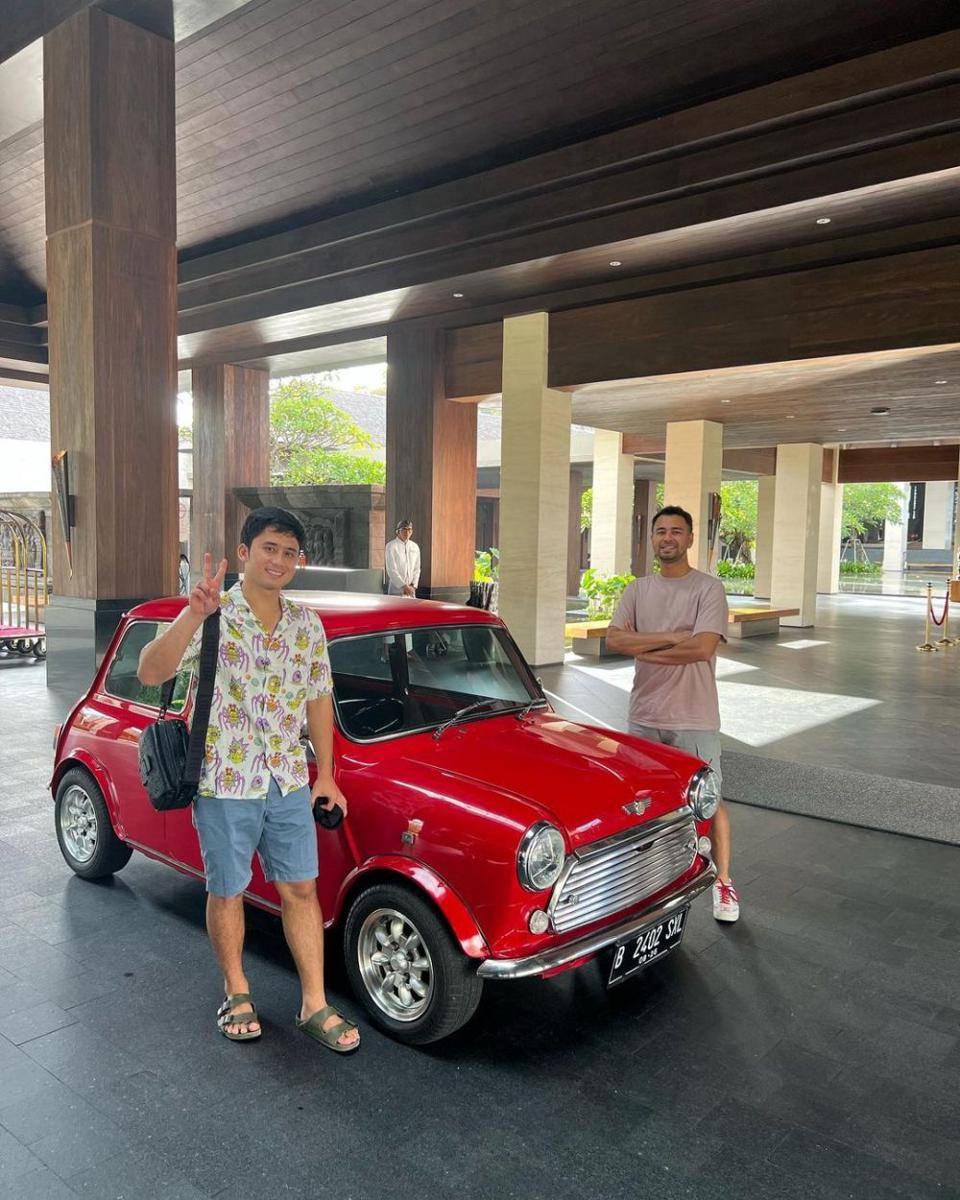 potret Raffi Ahmad, Alshad, Fadil Jaidi, dan Keanu Agl keliling Bali naik Mini Cooper Mr. Bean (instagram.com/raffinagita1717)