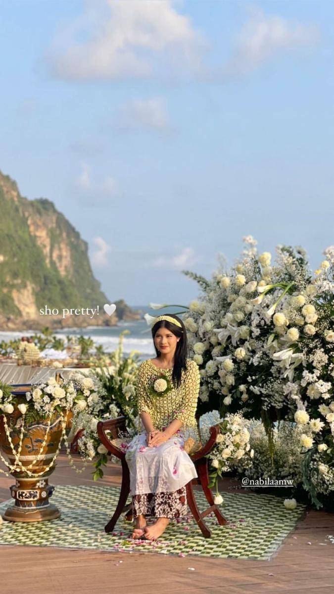Busana dan makeup pernikahan Nabila Maharani-Tri Suaka (instagram.com/stellachrisma)