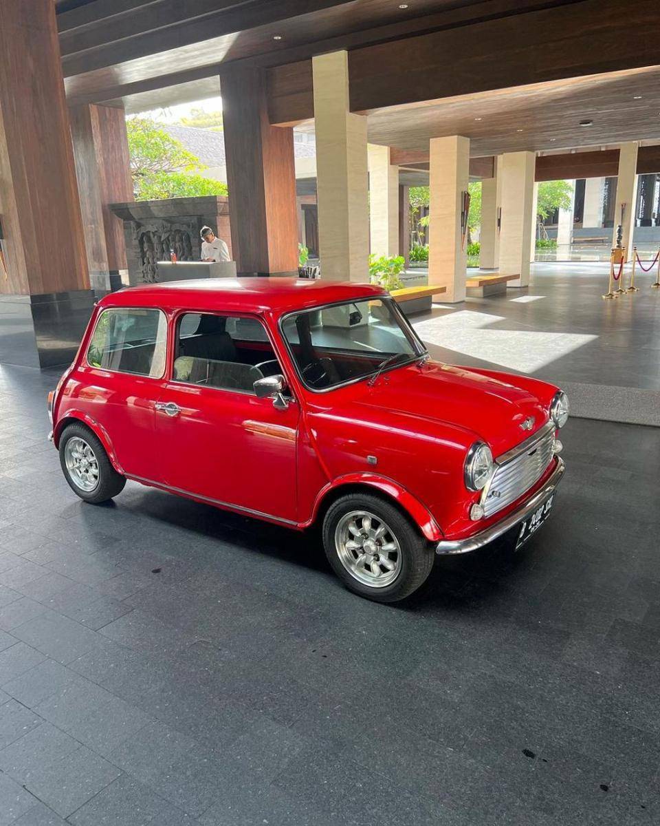 potret Raffi Ahmad, Alshad, Fadil Jaidi, dan Keanu Agl keliling Bali naik Mini Cooper Mr. Bean (instagram.com/raffinagita1717)