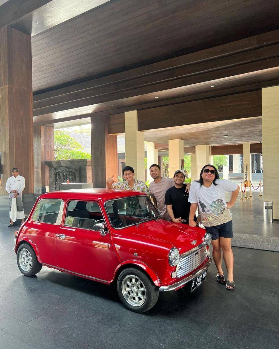 potret Raffi Ahmad, Alshad, Fadil Jaidi, dan Keanu Agl keliling Bali naik Mini Cooper Mr. Bean (instagram.com/raffinagita1717)