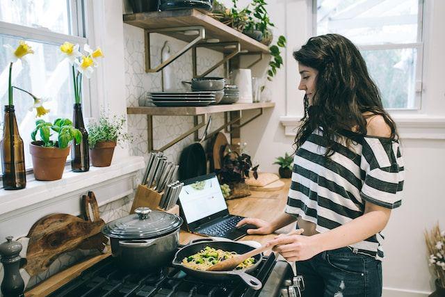 ilustrasi belajar masak (unsplash.com/Tina Dawson)