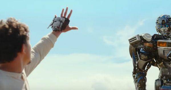 Mirage memberi alat tertentu pada teman manusianya ( Dok.  Paramount Pictures / Transformers: Rise of the Beasts)