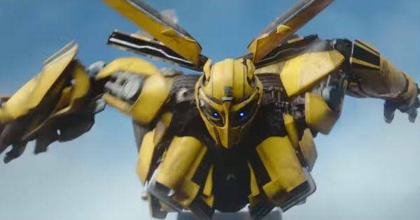 Bumblebee terjun bebas ( Dok.  Paramount Pictures / Transformers: Rise of the Beasts)