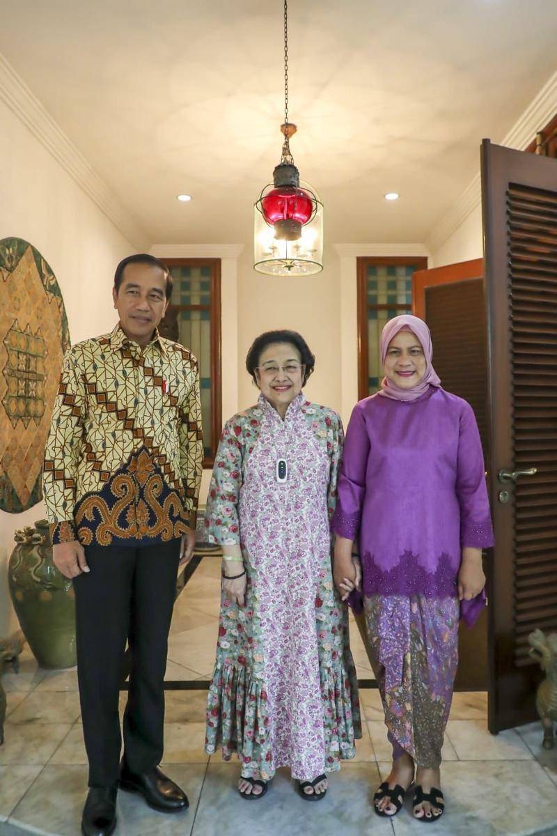 Istri Presiden Jokowi bergandengan tangan dengan Megawati saat halal bihalal di Teuku Umar, Jakarta, Kamis (27/4/2023). (Dok/PDIP)