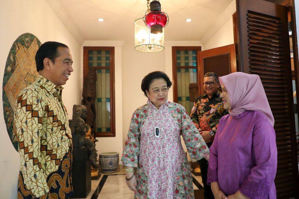 Presiden Joko Widodo bersama istri, Iriana, mengunjungi Ketum PDIP Megawati Soekarnoputri di Teuku Umar, Jakarta, Kamis (27/4/2023). (Dok/PDIP)