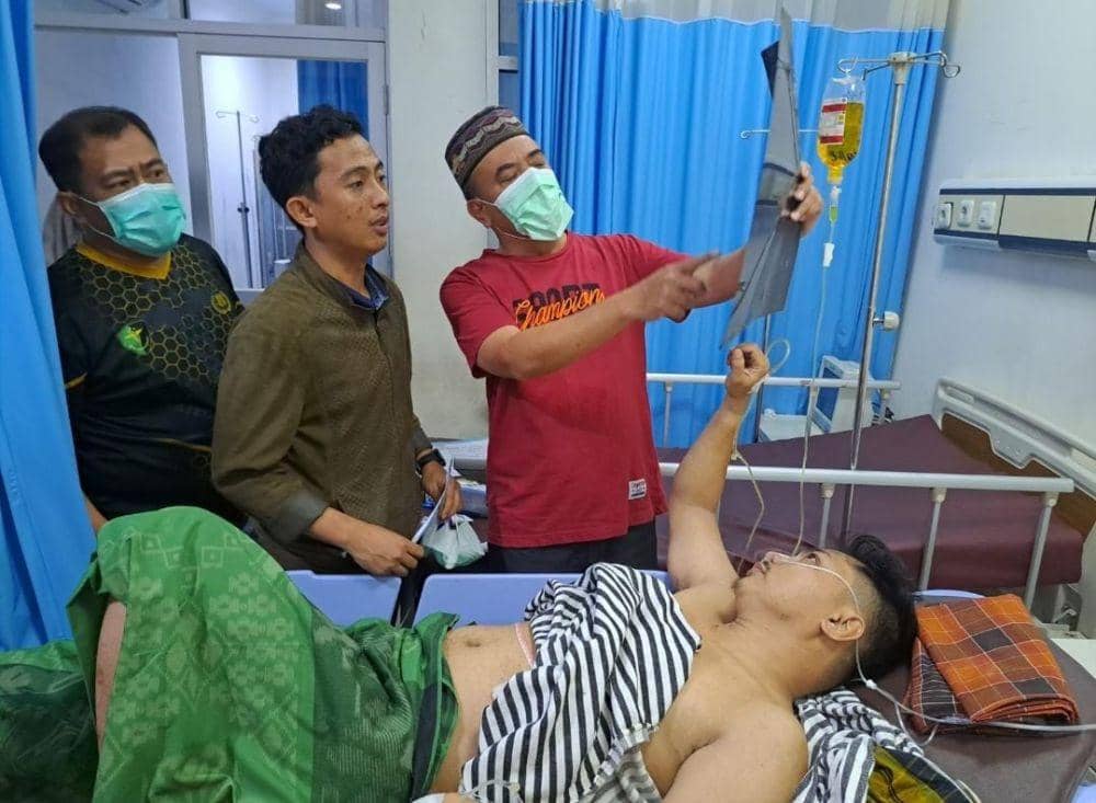 Seorang polisi terluka terkena tembakan saat kejadian penyerangan Kantor Polres Jeneponto, Kamis dini hari (27/4/2023). (Dok. Istimewa)