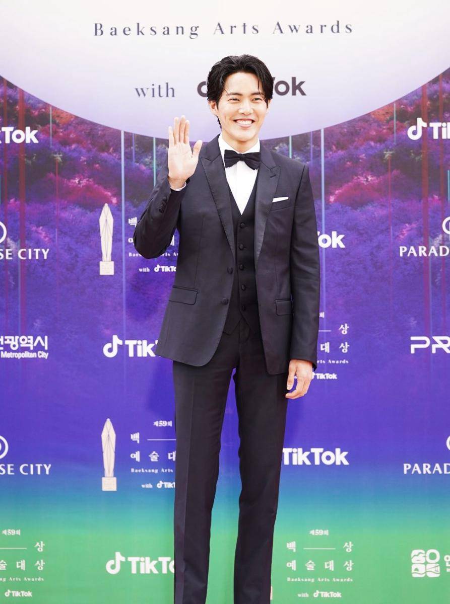 Kim Gun Woo di red carpet Baeksang Arts Awards 2023 (twitter.com/TiktokKR)