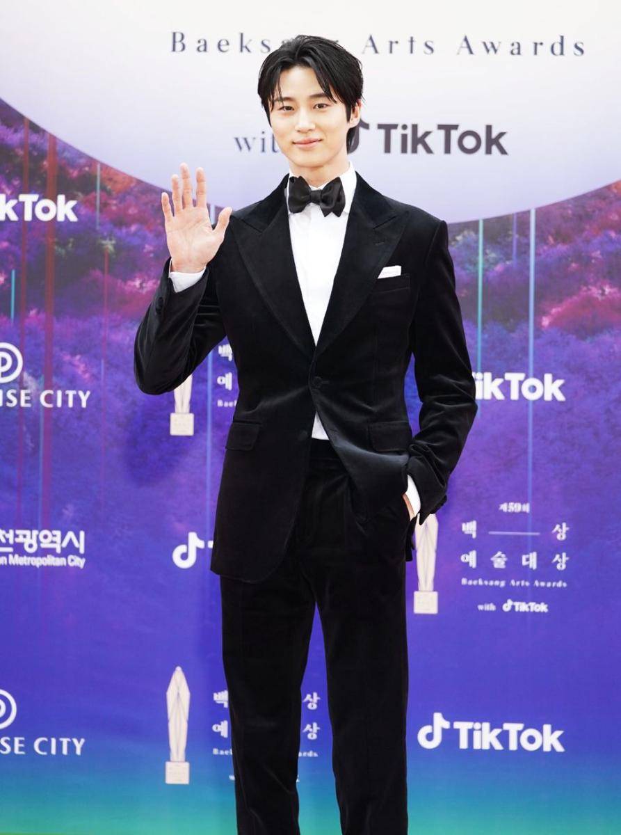 Byeon Woo Seok di red carpet Baeksang Arts Awards 2023 (twitter.com/TiktokKR)