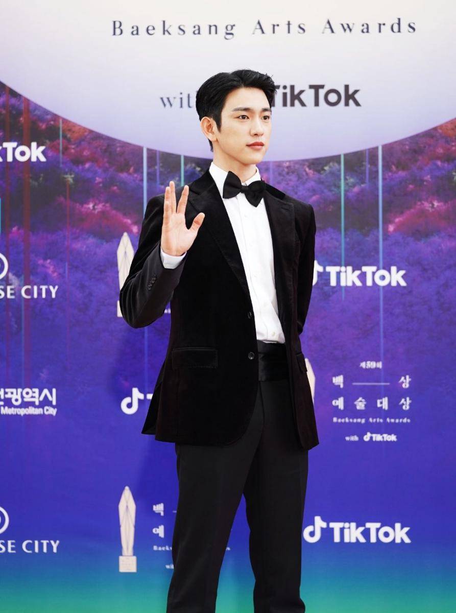 Park Jinyoung di red carpet Baeksang Arts Awards 2023 (twitter.com/TiktokKR)