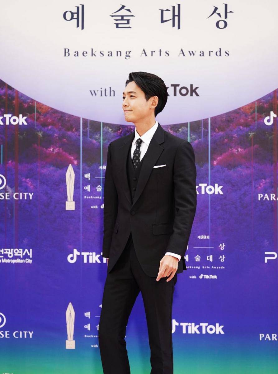 Jung Kyung Ho di red carpet Baeksang Arts Awards 2023 (twitter.com/TiktokKR)