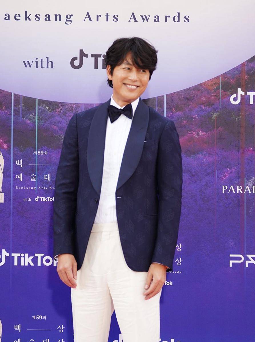 Jung Woo Sung di red carpet Baeksang Arts Awards 2023 (twitter.com/TiktokKR)
