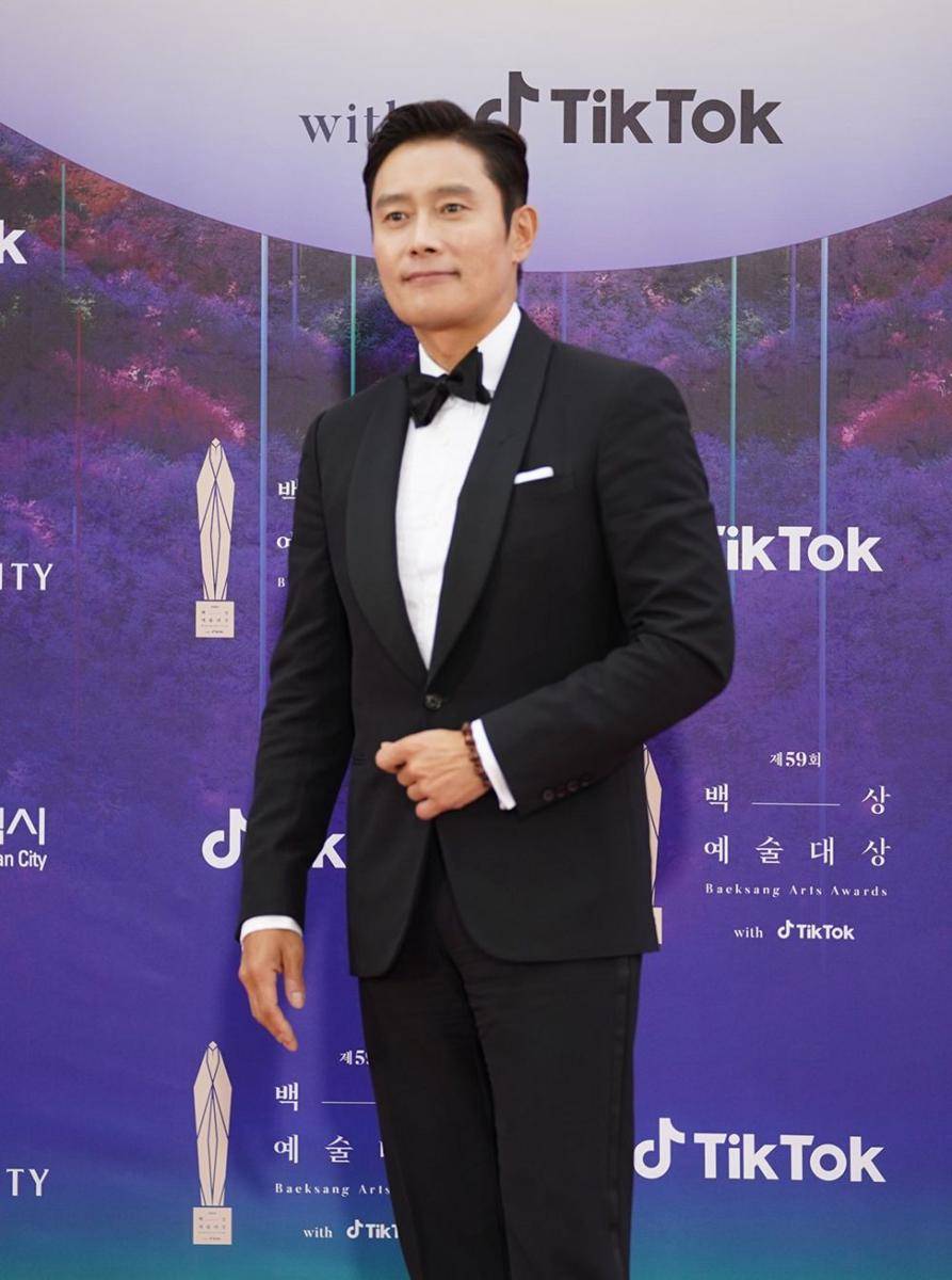 Lee Byung Hun di red carpet Baeksang Arts Awards 2023 (twitter.com/TiktokKR)