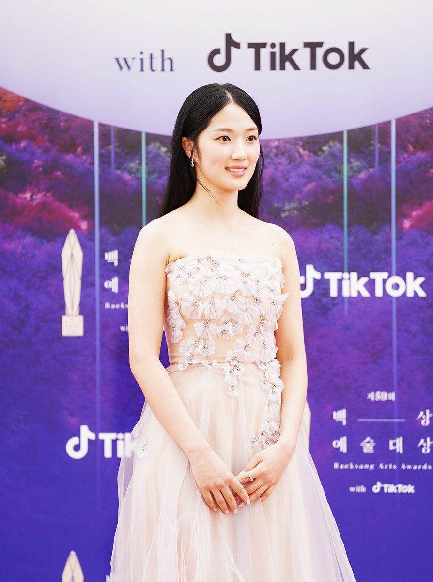 Kim Hye Yoon di red carpet Baeksang Arts Awards 2023 (twitter.com/TiktokKR)
