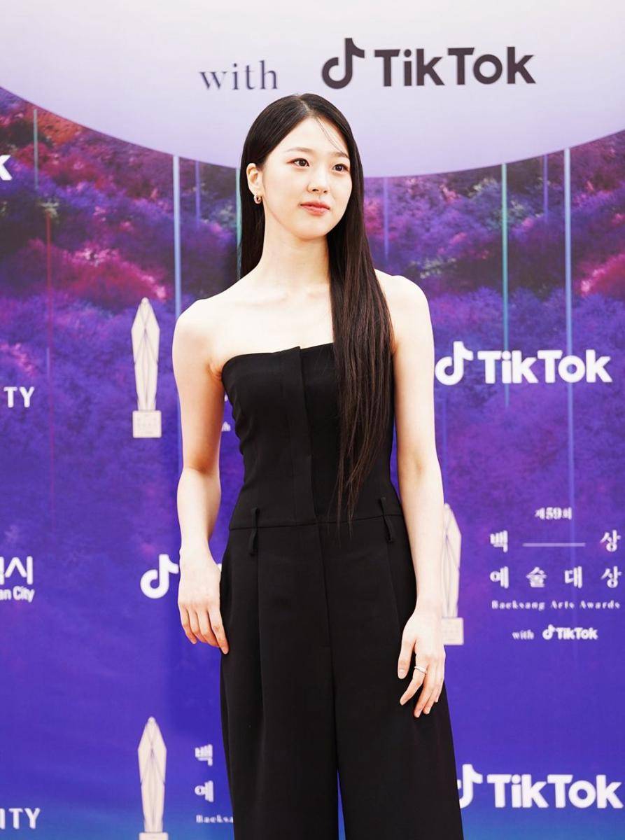 Kim Si Eun di red carpet Baeksang Arts Awards 2023 (twitter.com/TiktokKR)