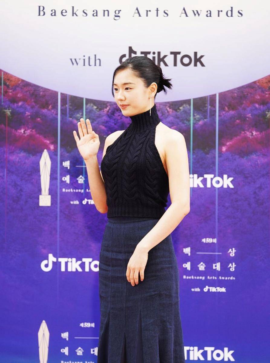 Ahn Eun Jin di red carpet Baeksang Arts Awards 2023 (twitter.com/TiktokKR)
