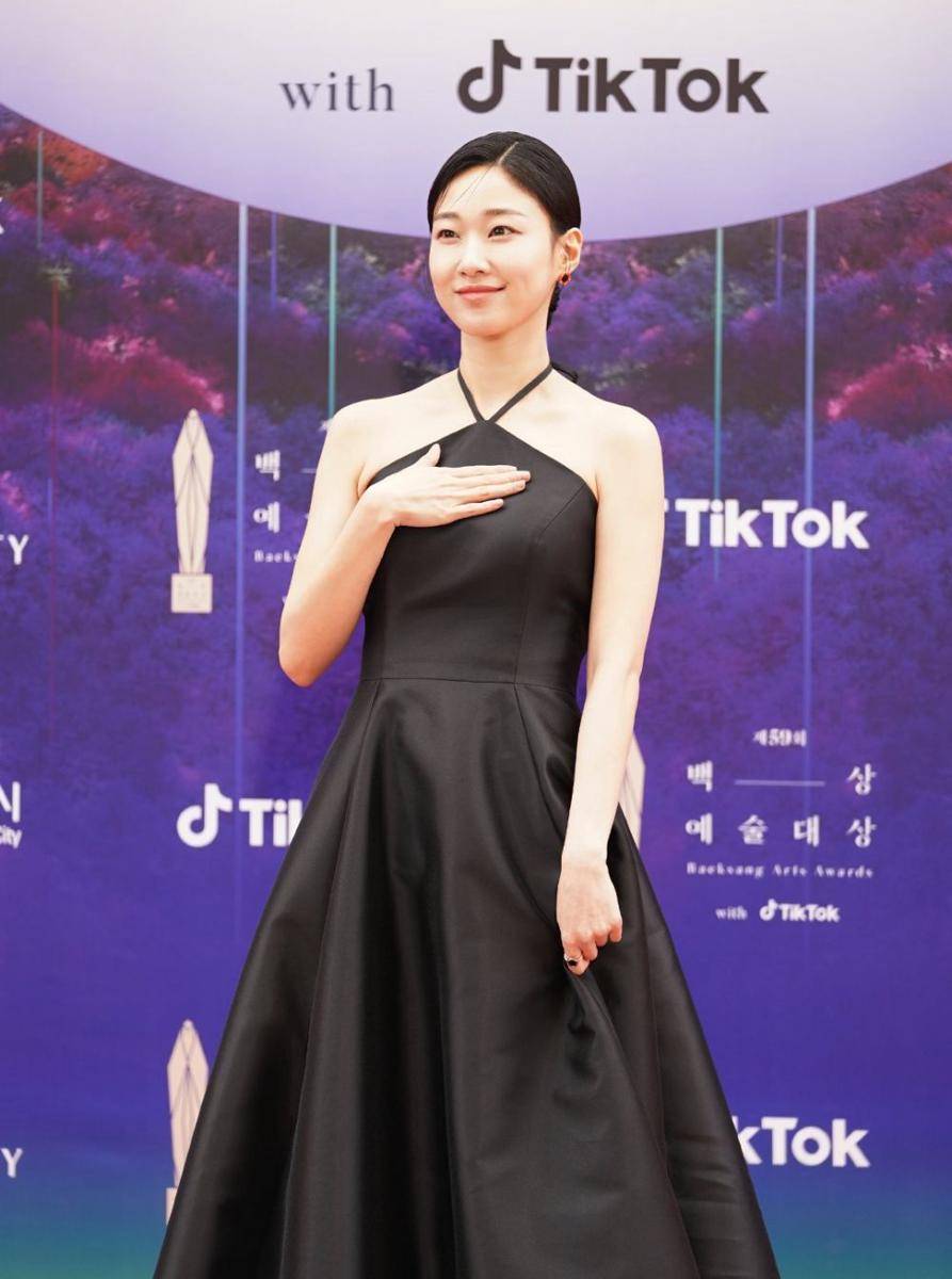 Ha Yoon Kyung di red carpet Baeksang Arts Awards 2023 (twitter.com/TiktokKR)