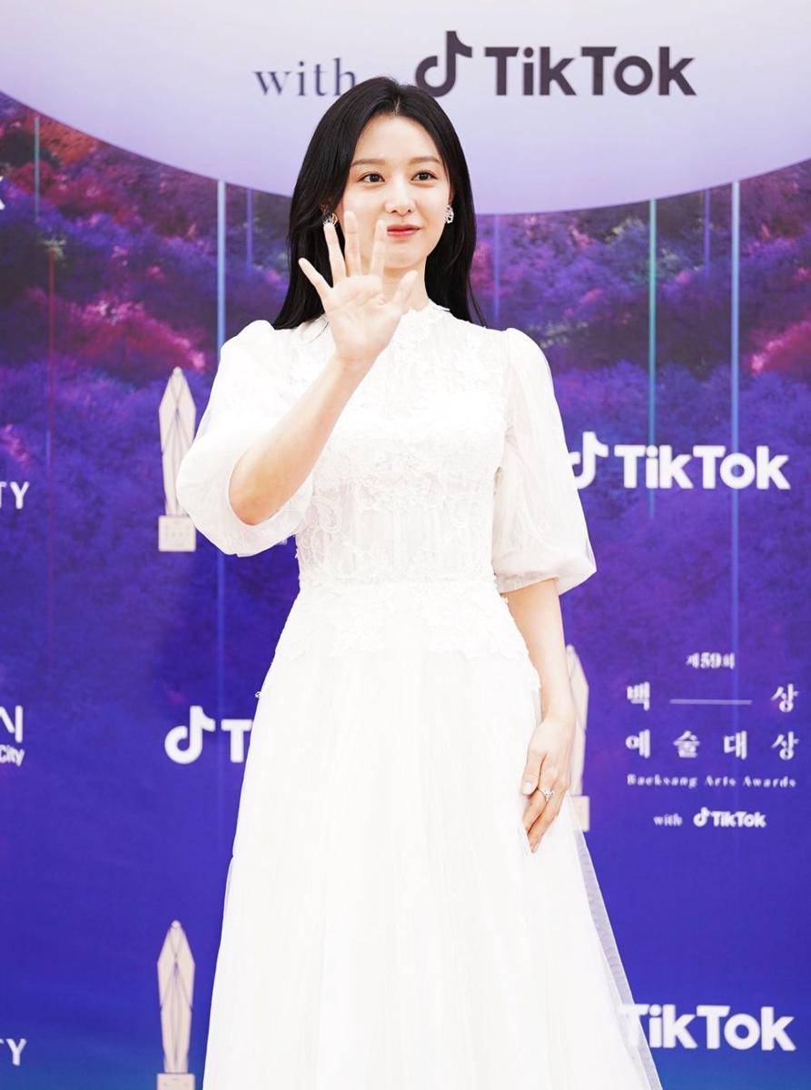 Kim Ji Won di red carpet Baeksang Arts Awards 2023 (twitter.com/TiktokKR)