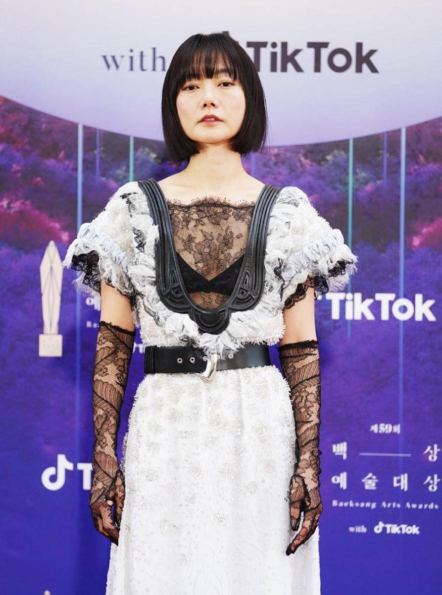 Bae Doona di red carpet Baeksang Arts Awards 2023 (twitter.com/TiktokKR)