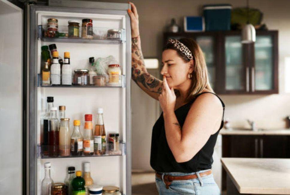 ilustrasi pintu kulkas (istockphoto.com/PeopleImages)