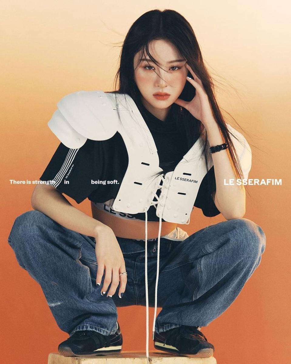Yunjin LE SSERAFIM di teaser image studio album pertama "UNFORGIVEN" (instagram.com/le_sserafim)