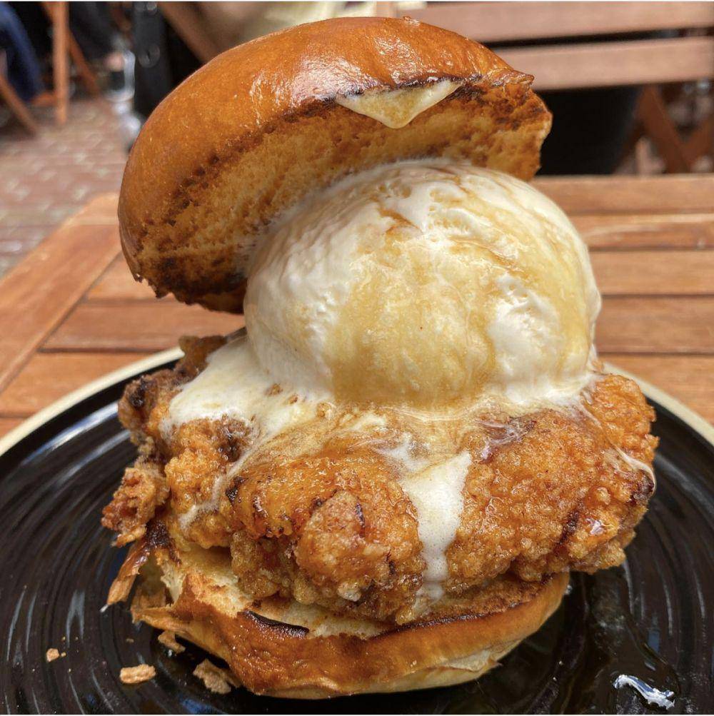 potret isian burger paling nyeleneh (reddit.com/user/ishanG24)