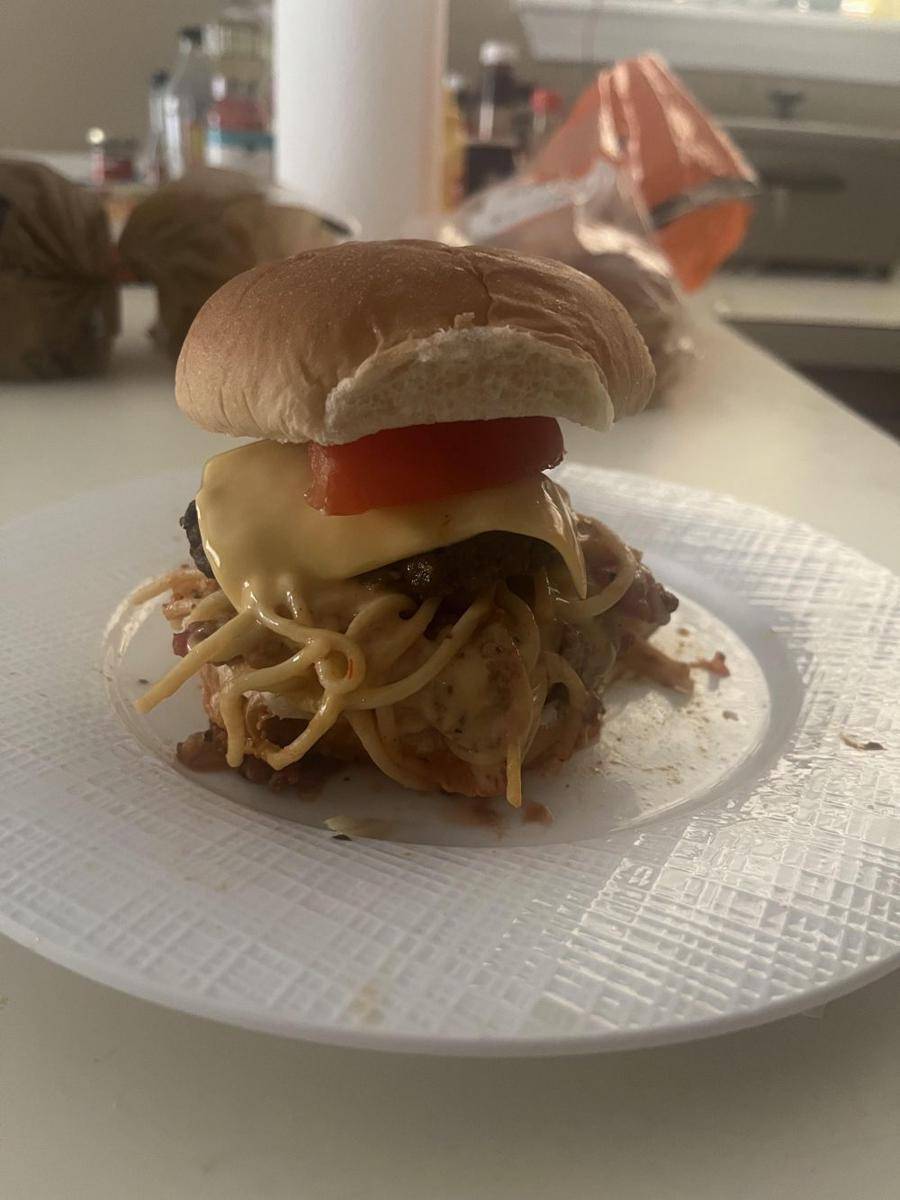 potret isian burger paling nyeleneh (reddit.com/user/courtc412)