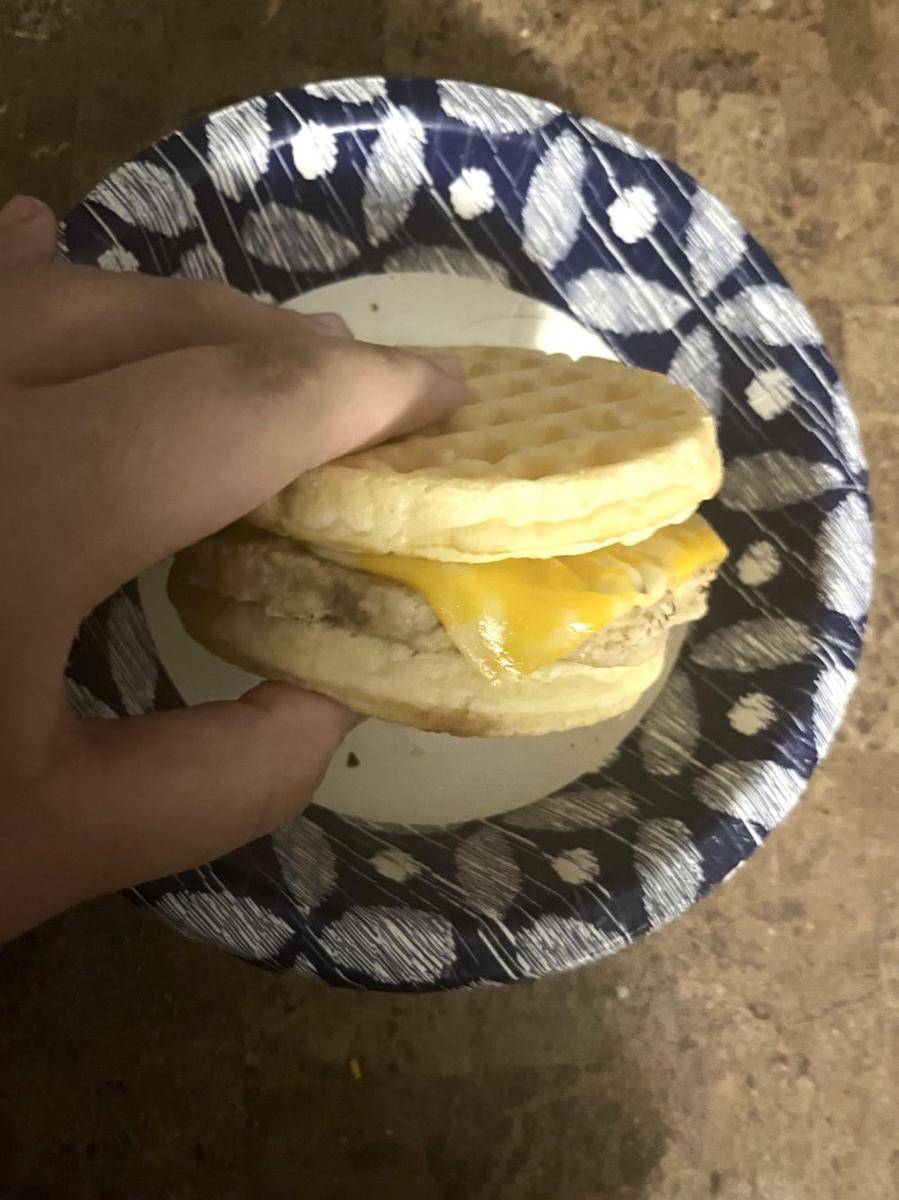 potret isian burger paling nyeleneh (reddit.com/user/Meme-Replacement)