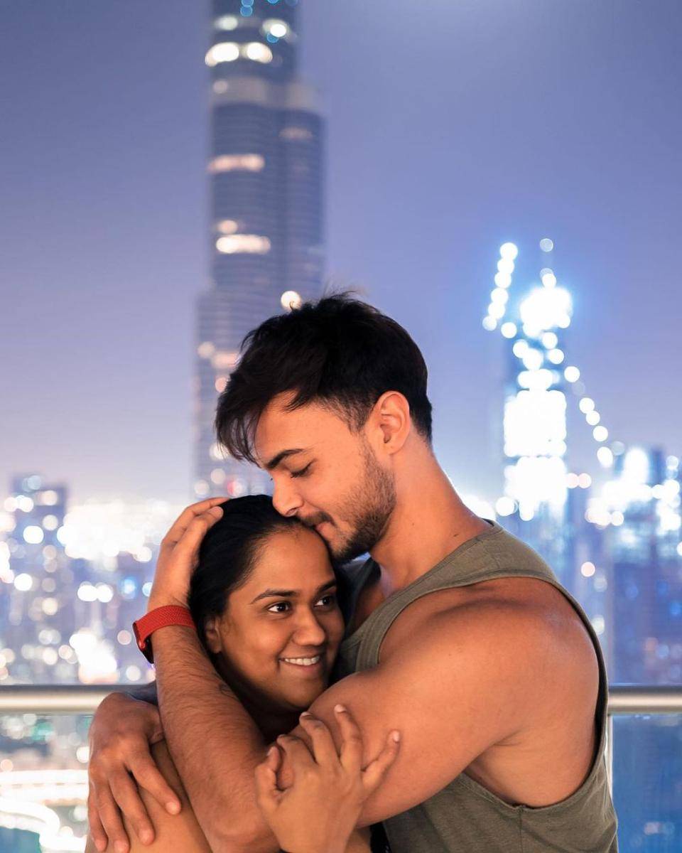 Aayush Sharma dan istri (instagram.com/aaysharma)