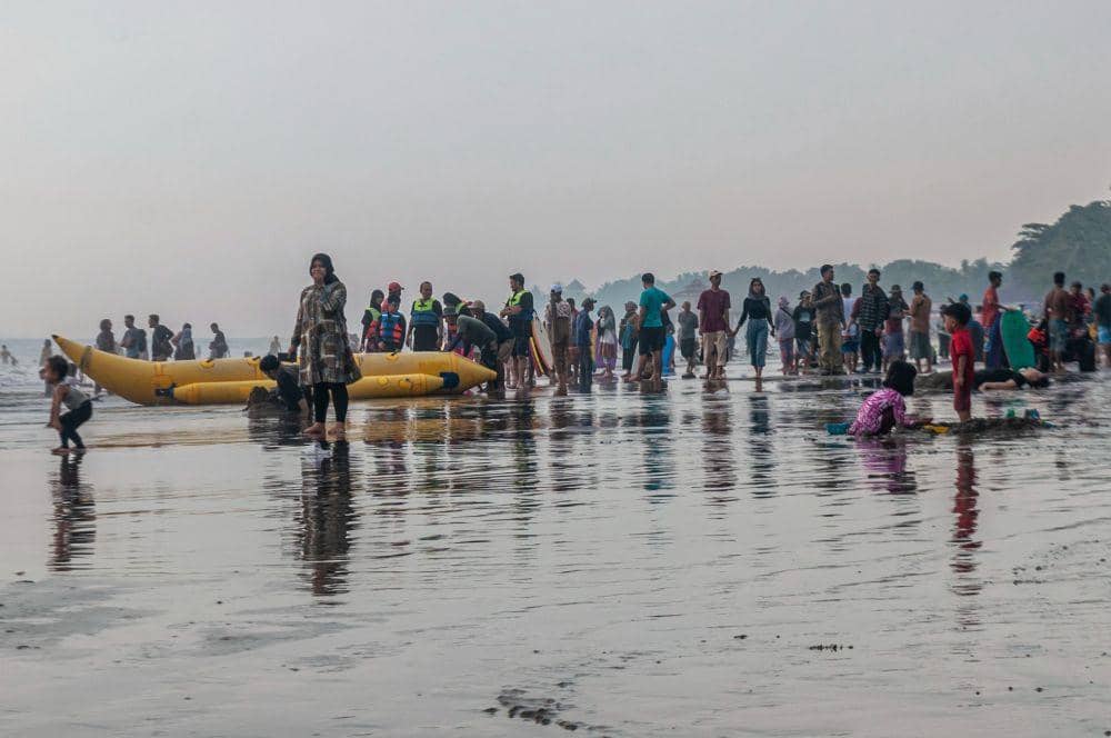 Wisatawan bermain air di Pantai Anyer, Kabupaten Serang, Banten, Minggu (23/4/2023) (ANTARA FOTO/Muhammad Bagus Khoirunas)