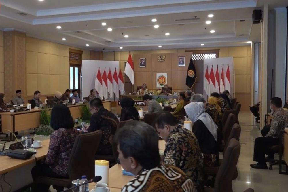 Dialog Gubernur DIY dengan kepala OPD se-DIY di Gedhong Pracimasana, Kompleks Kepatihan, Kota Yogyakarta, Kamis (27/4/2023). (Dok. Humas Pemda DIY)