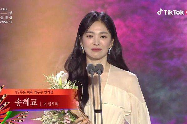 Song Hye Kyo di Baeksang Arts Awards 2023 (tiktok.com/@baeksang.official)