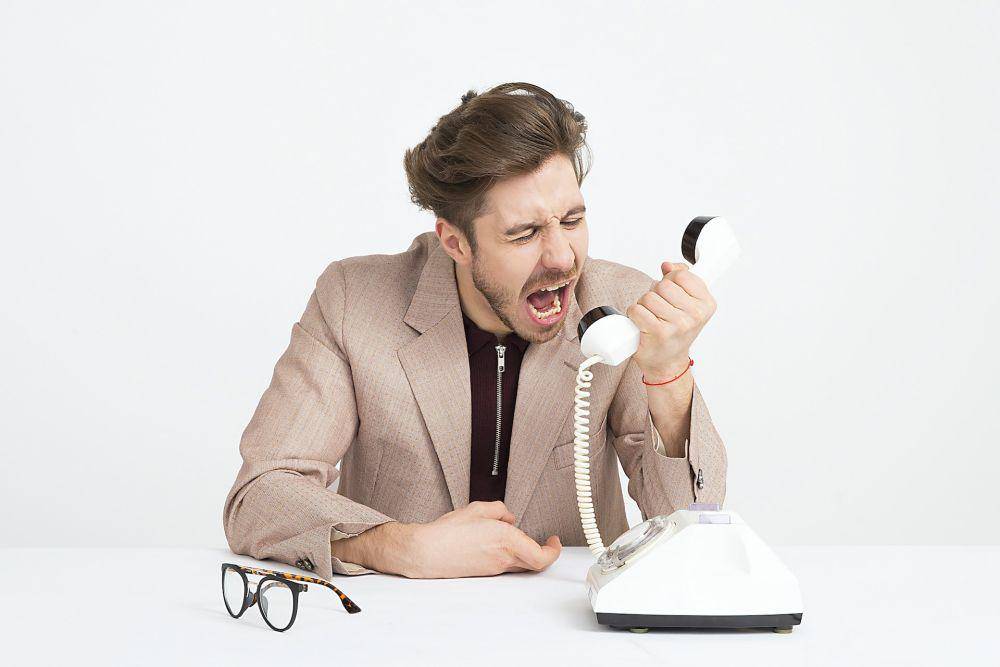 ilustrasi pria memegang telepon sambil berteriak (unsplash.com/@icons8)