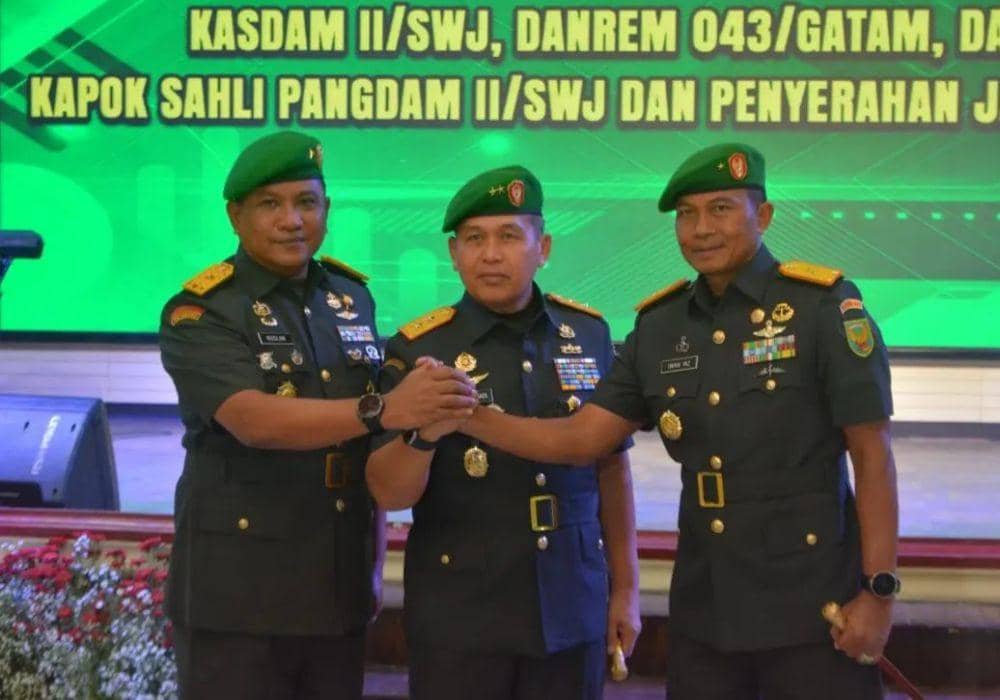Sertijab Komandan Korem (Danrem) 043/Garuda Hitam (Gatam) dari Brigjen TNI Ruslan Effendy kepada Brigjen TNI Iwan Ma’ruf Zainudin di Makodam II/Swj. (Dok. Korem 043/Gatam).