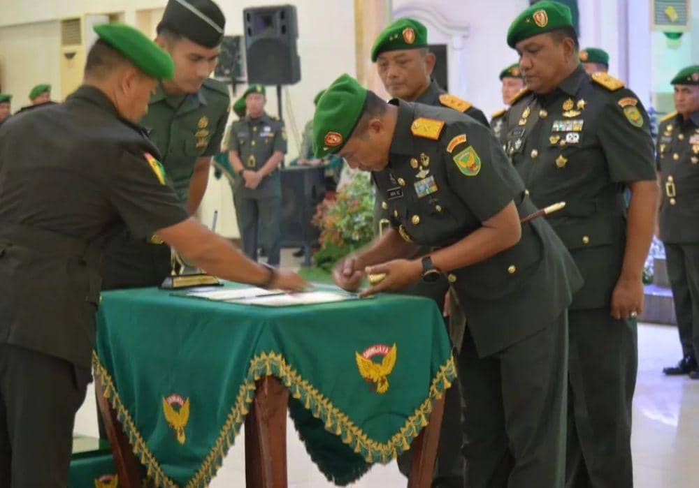 Sertijab Komandan Korem (Danrem) 043/Garuda Hitam (Gatam) dari Brigjen TNI Ruslan Effendy kepada Brigjen TNI Iwan Ma’ruf Zainudin di Makodam II/Swj. (Dok. Korem 043/Gatam).