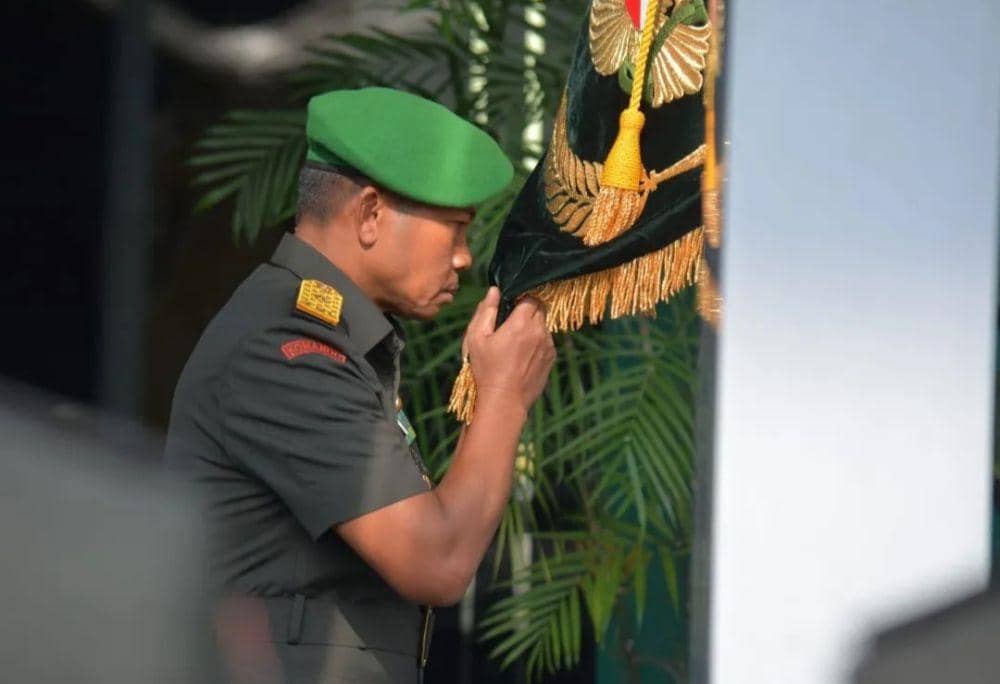 Sertijab Komandan Korem (Danrem) 043/Garuda Hitam (Gatam) dari Brigjen TNI Ruslan Effendy kepada Brigjen TNI Iwan Ma’ruf Zainudin di Makodam II/Swj. (Dok. Korem 043/Gatam).