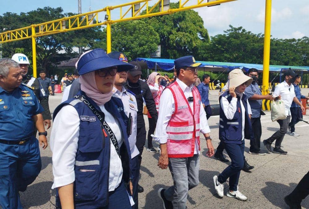 Menhub Budi Karya Sumadi dan Kakorlantas Polri Irjen Pol Firman Santya Budi memastikan kesiapan puncak arus balik gelombang kedua di Pelabuhan Bakauheni, Lampung Selatan, Lampung, Jumat (28/4/2023). (IDN Times/Istimewa).