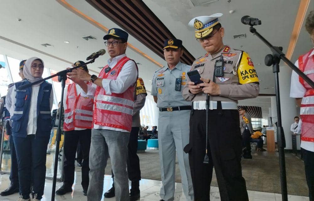 Menhub Budi Karya Sumadi dan Kakorlantas Polri Irjen Pol Firman Santya Budi memastikan kesiapan puncak arus balik gelombang kedua di Pelabuhan Bakauheni, Lampung Selatan, Lampung, Jumat (28/4/2023). (IDN Times/Istimewa).