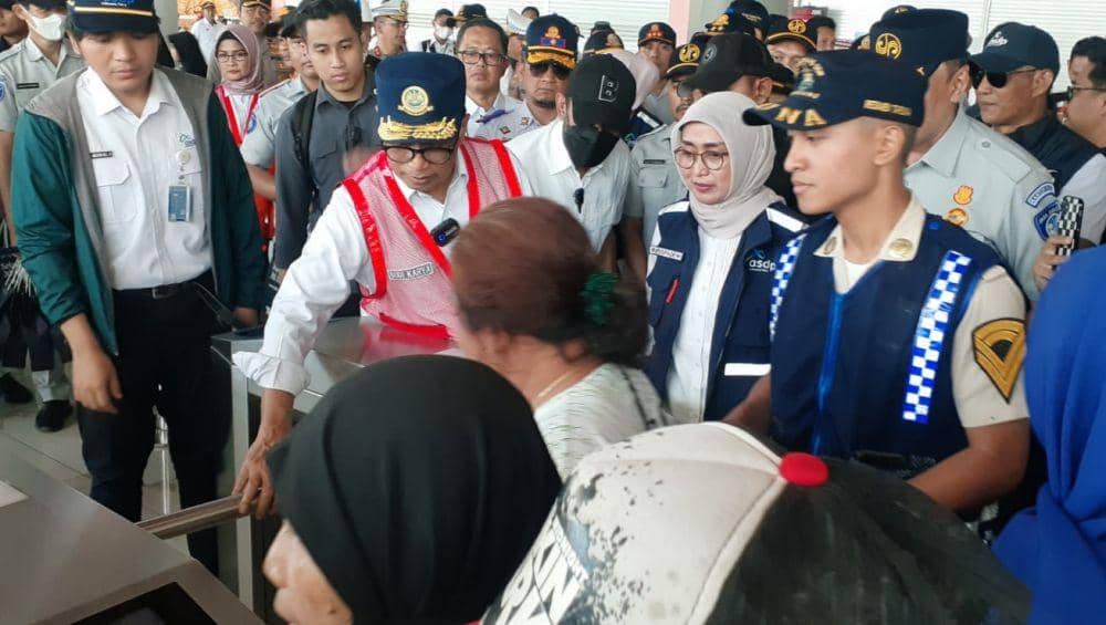 Menhub Budi Karya Sumadi dan Kakorlantas Polri Irjen Pol Firman Santya Budi memastikan kesiapan puncak arus balik gelombang kedua di Pelabuhan Bakauheni, Lampung Selatan, Lampung, Jumat (28/4/2023). (IDN Times/Istimewa).