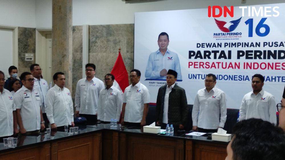 Ketua Umum (Ketum) Perindo Hary Tanoesoedibjo melantik mantan Ketua DPW PSI Jakarta Michael Victor Sianipar dan mantan Sekretaris DPW PPP DKI Jakarta yang juga putra Wakil Menteri Agama (Wamenag) Najmi Mumtaza Rabbany (IDN Times/Yosafat Diva Bayu Wisesa)