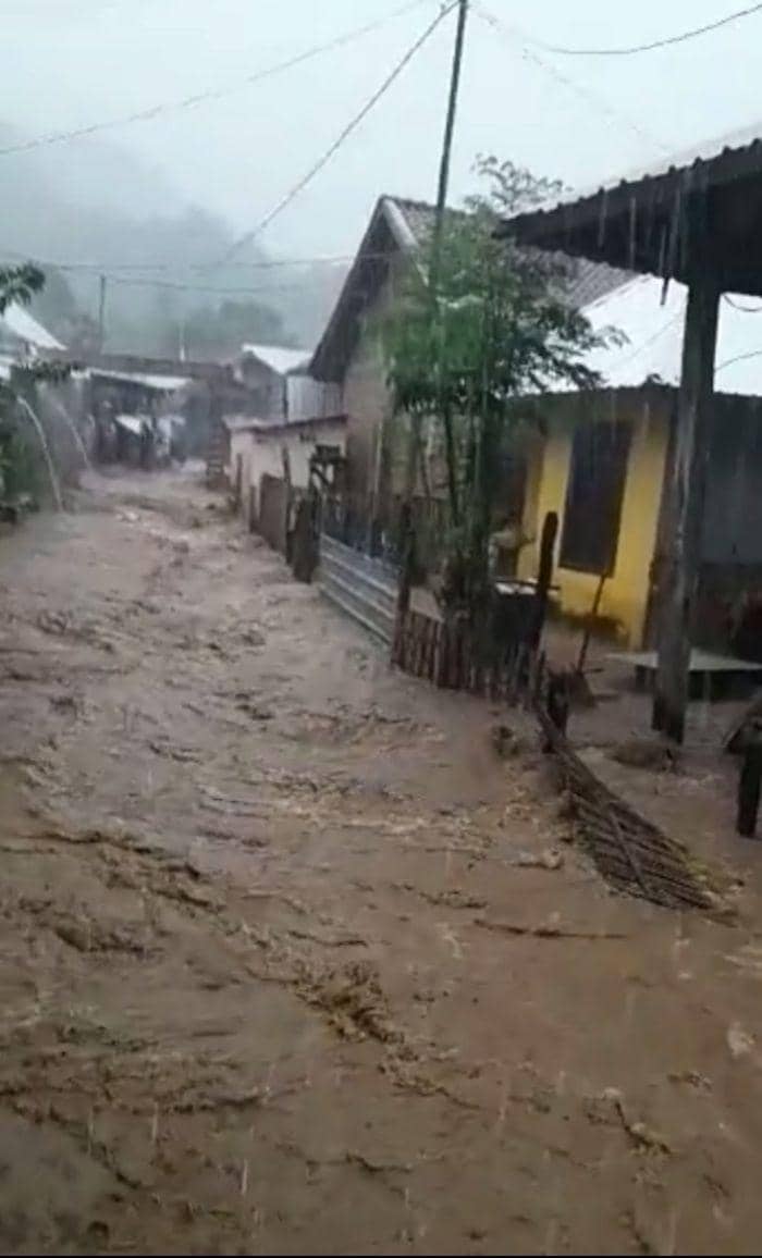 Pemukiman warga di Desa Seloto Kecamatan Brang Rea Sumbawa Barat yang diterjang banjir bandang, Jumat (28/4/2023). (dok. BPBD Sumbawa Barat)