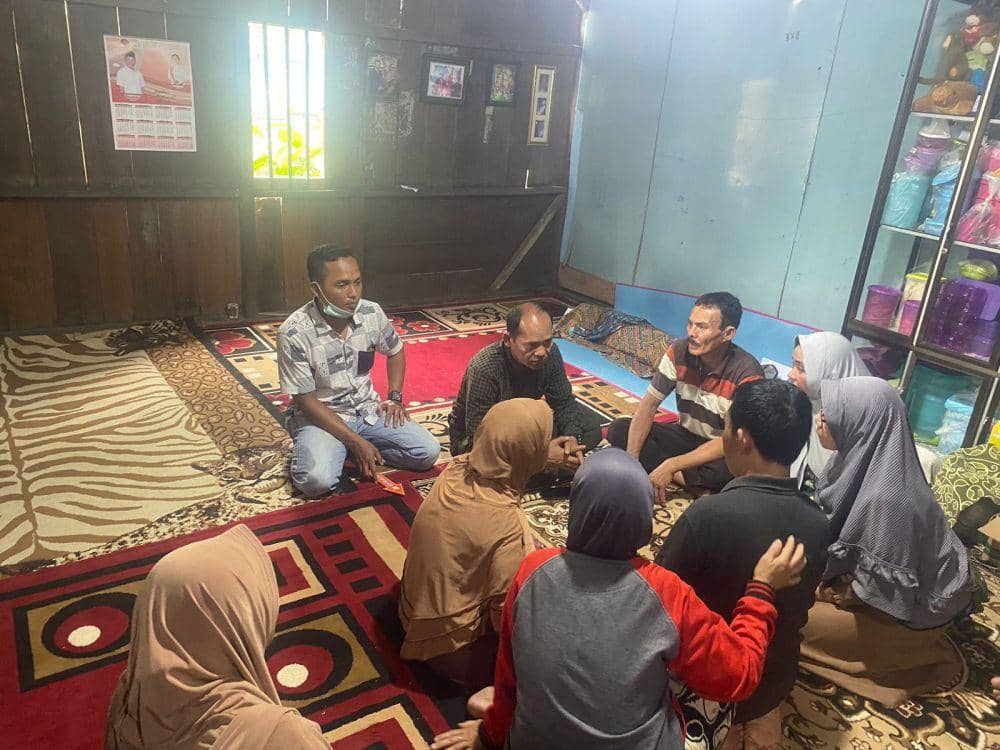 Polisi bersama keluarga balita korban pembunuhan sadis saudara sepupu di Lampung Barat. (Dok. Polres Lampung Barat).